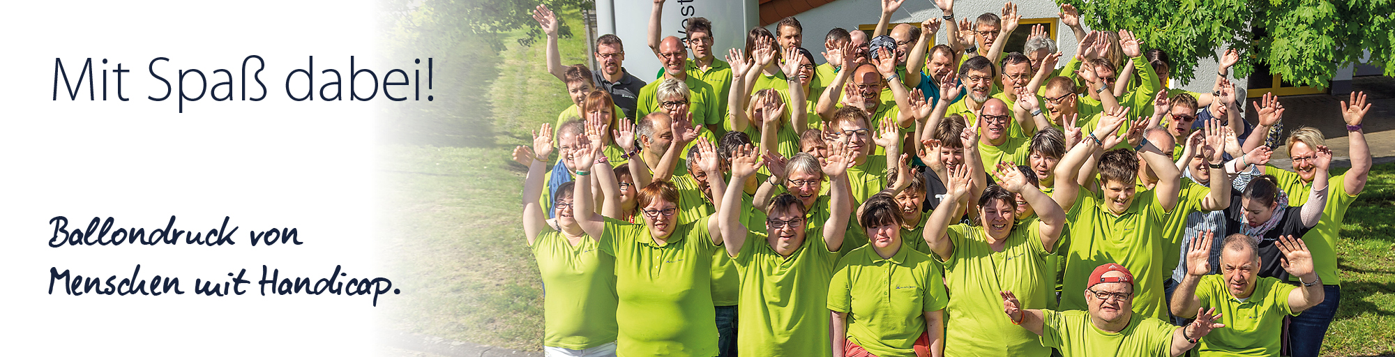 Luftballondruck von Menschen mit Behinderung – mit Spaß bei der Arbeit.