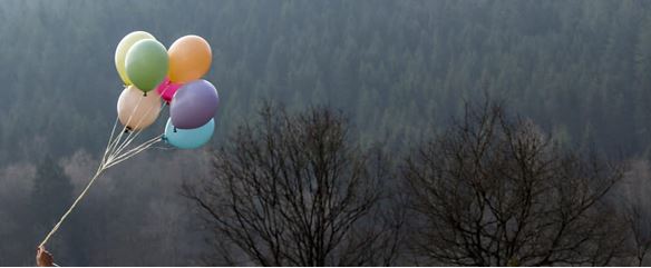 Bunte Pastellballons mit Helium gefüllt