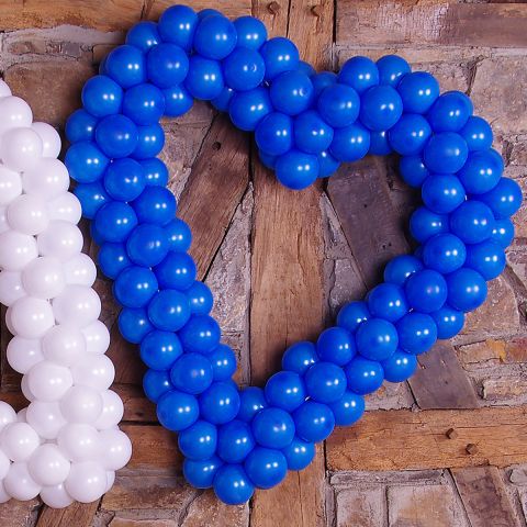 Easy-Fix-Oktoberfest-Herz aus Luftballons. Auf speziellem Gestänge sind die Luftballons befestigt, sodass es die Form eines Herzens hat.