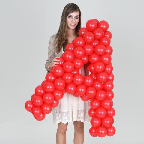 Easy-Fix-Buchstabe "A" in rot, gehlaten von einer jungen Frau