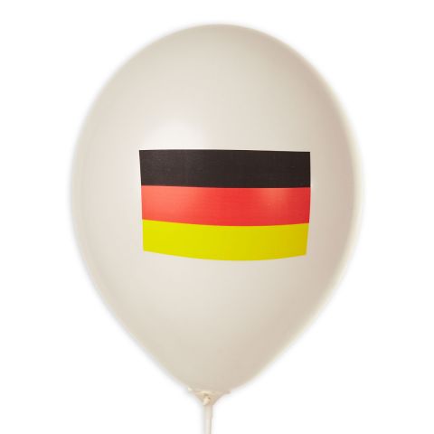 Weißer Luftballon mit Aufdruck Deutschlandflagge.