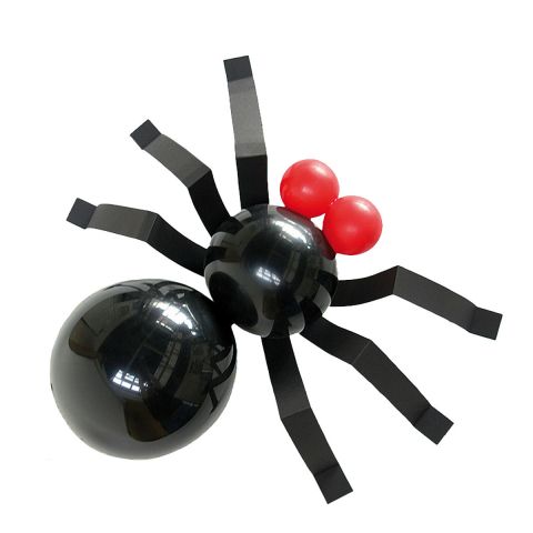Halloween-Deko-Spinne aus schwarzen Luftballons mit roten Luftballons als Augen und schwarzen Pappstreifen als Beinen.