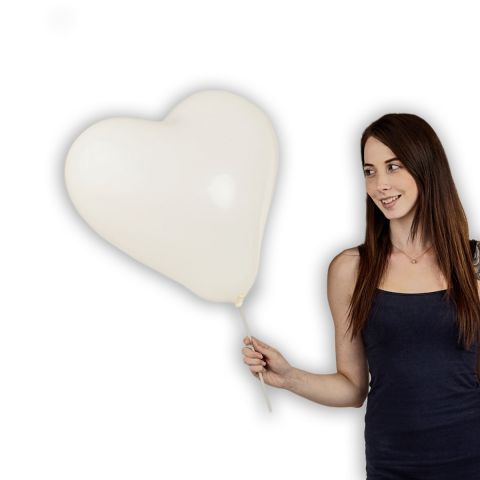 Großer, weißer Herzballon im Größenverhältnis zu einer Person zu sehen.