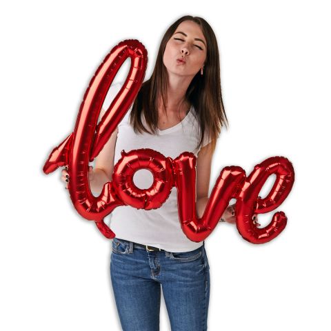 Folienballongirlande, Schriftzug "love" in rot. Zu sehen im Größenverhältnis zu einer Person, die den Schriftzug hält und einen Kussmund macht.