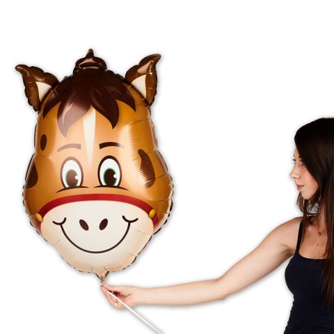 Folienballon "Pferdchen" in hellbraun, im Verhältnis zu sehen mit Person.