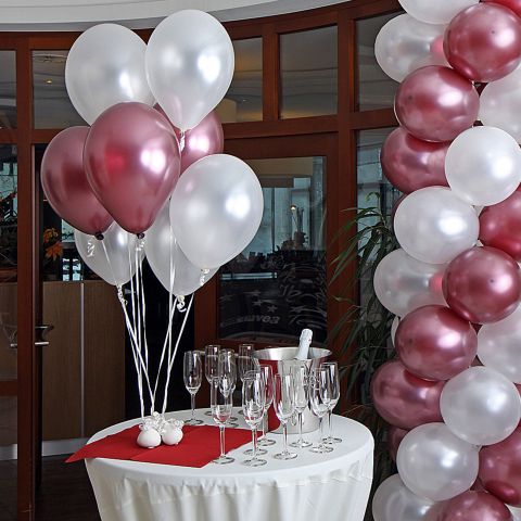 Luftballons, gefüllt mit Helium in metallic weiß und metallic weinrot, Stetischtedo zur Hochzeit bei Sektempfang