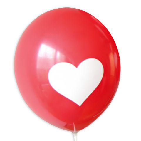 Roter Luftballon mit großem weißen Herz.
