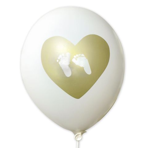 Weißer Luftballon mit aufgedrucktem, großen, goldenen Herz in mit kleine Baby-Füsschen zu sehen sind.