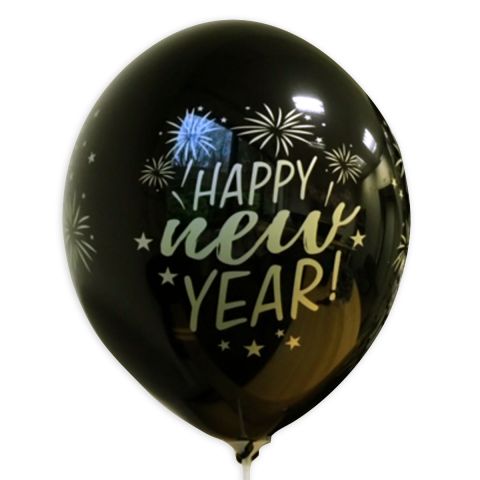 schwarzer ballon mit goldenem Aufdruck "Happy new Year" und Feuerwerk drumherum.