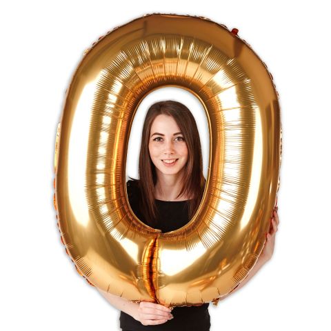 Großer goldener Folienballon Zahl "0", im Größenverhältnis zu einer Person zu sehen.